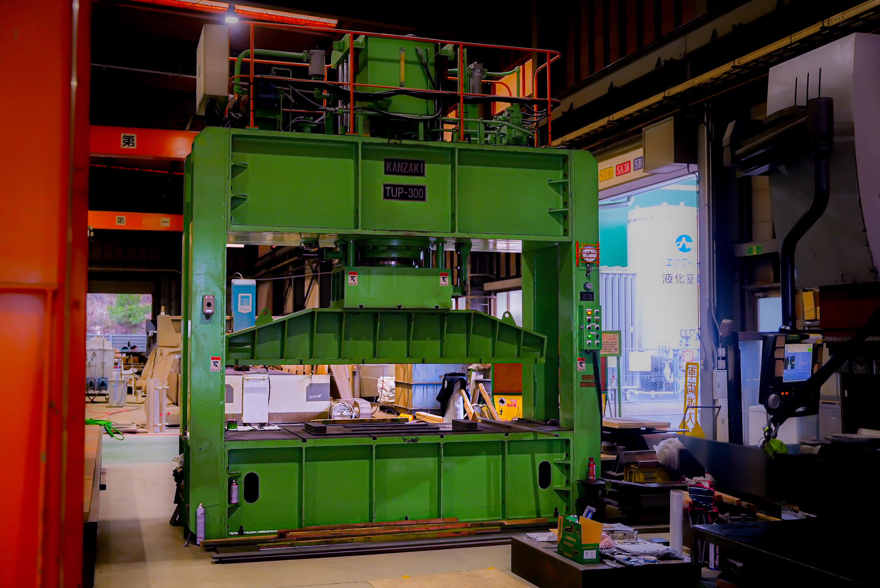 門型300トンプレスのイメージ